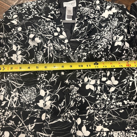 Villager Black and White Floral Blazer in size 6. Great condition! - Picture 9 of 13